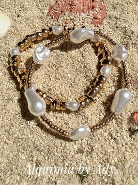Alquimia Gold and White Pearl Stretch Bracelet Set